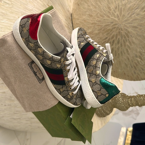 Gucci Shoes - WOMEN'S (unisex) ACE GG SUPREME GUCCI SNEAKER WITH BEES